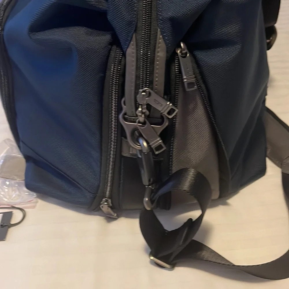 Tumi duffle bag - Picture 2 of 5